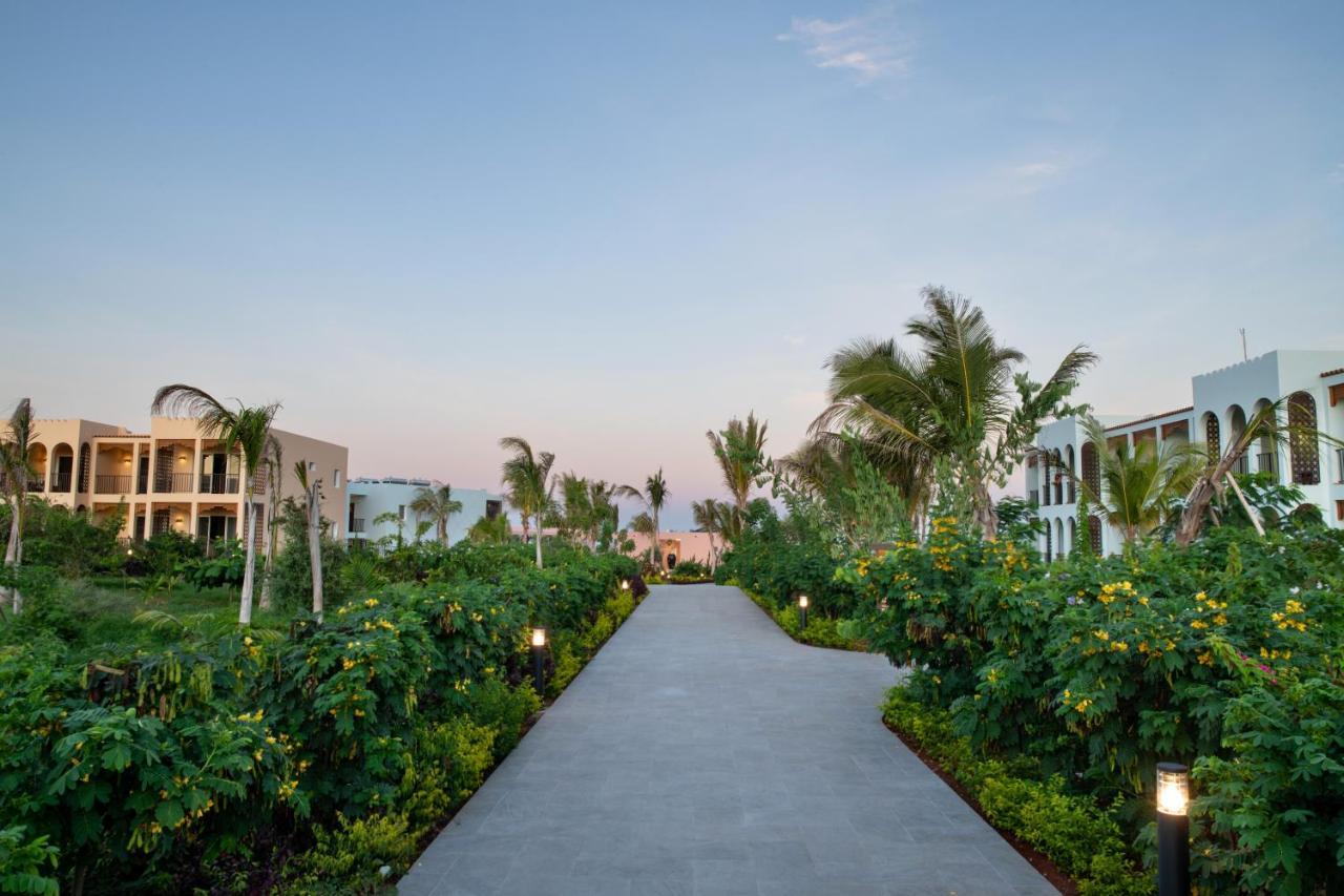 Отель The Mora Zanzibar Матемве Экстерьер фото The resort at Atlantis Paradise Island